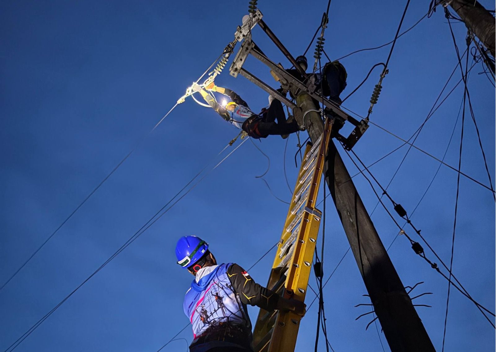 Tiang Listrik Hanyut Diterjang Banjir, PLN NTB Bergerak Cepat Pulihkan Listrik Pelangan