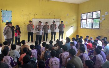 Brimob Polda NTB Turun Tangan Bersihkan Sekolah Pascabencana di Aceh Tamiang