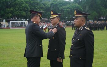 Dedikasi Tanpa Cacat, Personel Polda NTB Terima Satyalencana Pengabdian