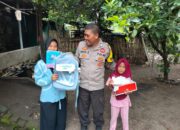 Bripka Agus Salim Antar Dua Anak Yatim Belanja Perlengkapan Sekolah di Lombok Timur