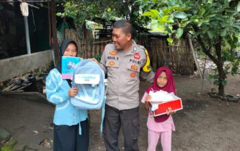Bripka Agus Salim Antar Dua Anak Yatim Belanja Perlengkapan Sekolah di Lombok Timur
