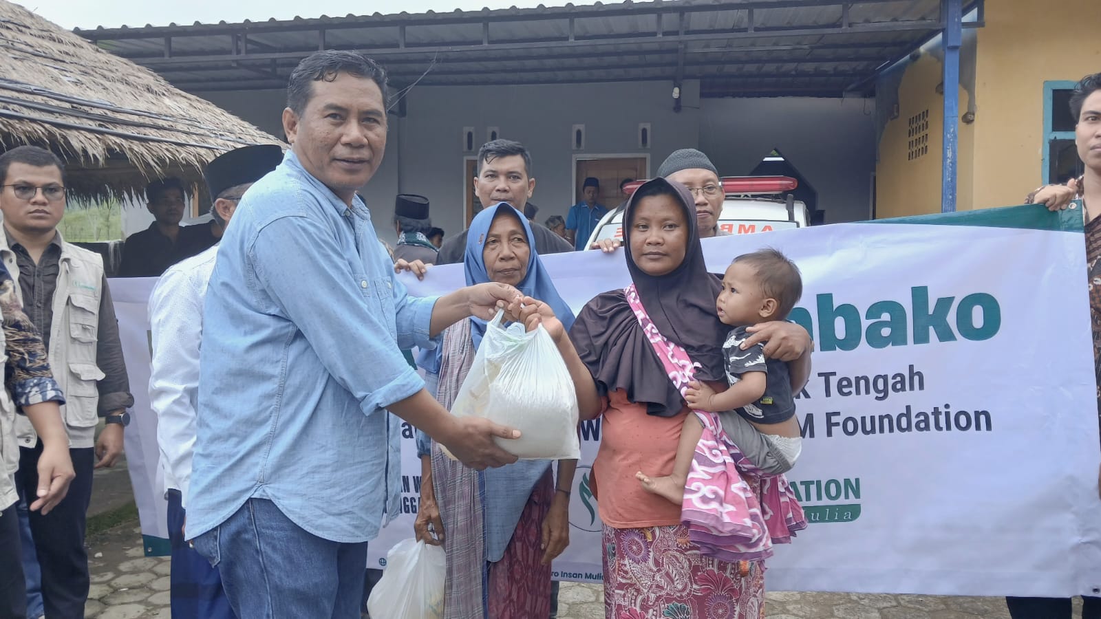 PWI NTB dan MIM Foundation Salurkan Bantuan untuk Korban Banjir Desa Kabul