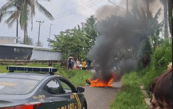 Ricuh di Suela: Maling Rumah Nyaris Diamuk Massa, Motor Pelaku Dibakar