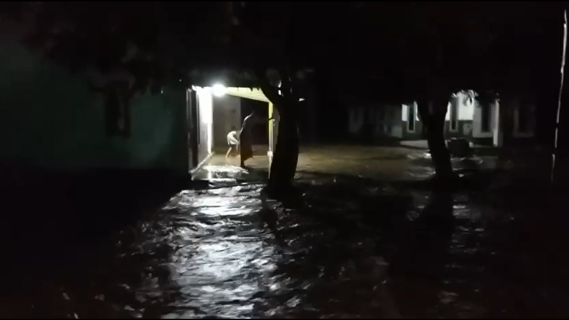 Hujan Lebat Picu Banjir di Praya Barat Daya, Permukiman Warga Tergenang