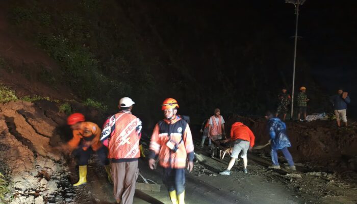 Material Longsor Setinggi 1,5 Meter Tutup Jalan Pusuk–Sembalun