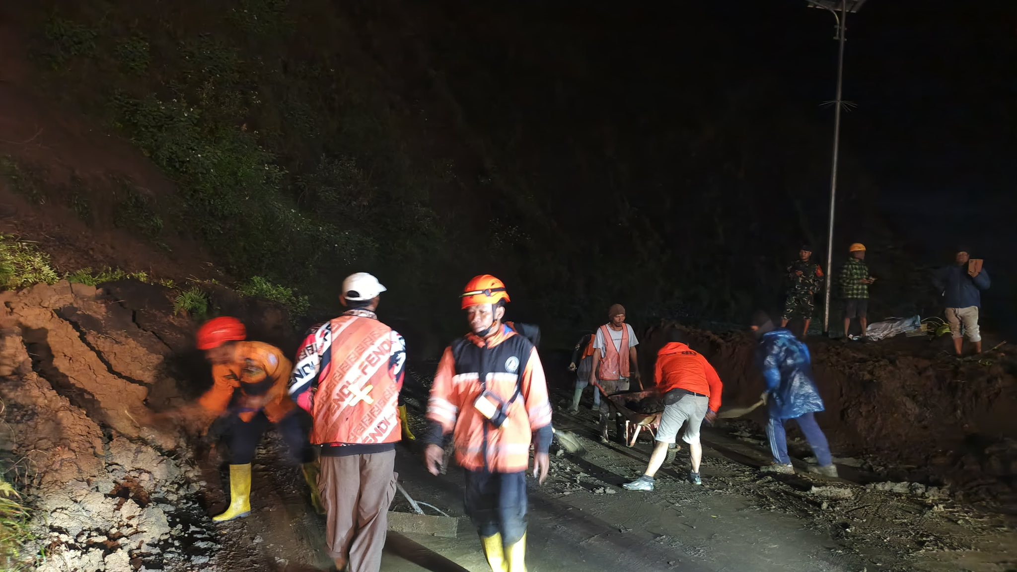 Material Longsor Setinggi 1,5 Meter Tutup Jalan Pusuk–Sembalun