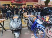 Mataram, Jurnalekbis.com – Tim Jatanras Direktorat Reserse Kriminal Umum (Ditreskrimum) Polda Nusa Tenggara Barat (NTB) mengungkap kasus pencurian uang ratusan juta rupiah yang terjadi di Kota Mataram. Dalam kasus ini, polisi mengamankan tiga orang terduga pelaku, salah satunya merupakan asisten rumah tangga (ART) korban. Ketiga terduga pelaku yang diamankan masing-masing berinisial NKW (26), perempuan asal Kabupaten Lombok Barat yang diduga sebagai pelaku utama, serta M (24) dan R (35), dua pria asal Lombok Barat yang diduga berperan sebagai penadah hasil kejahatan. Direktur Reserse Kriminal Umum Polda NTB Kombes Pol. Arisandi SH, SIK., M.Si., melalui Kasubdit III Ditreskrimum AKBP Catur Erwin Setiawan, SIK., menjelaskan pengungkapan kasus ini berawal dari laporan seorang pensiunan yang kehilangan tabungan secara tidak wajar. Peristiwa itu terungkap pada 18 Januari 2026, saat korban mendatangi ATM bersama untuk menarik uang dari rekening BNI miliknya. Namun, korban terkejut setelah mengetahui saldo rekening tersebut hanya tersisa Rp15.000. Saat mencoba melakukan penarikan dari rekening Bank Mandiri, kondisi serupa terjadi dengan saldo hanya Rp179.000. “Korban kaget karena sebelumnya saldo di kedua rekening tersebut masih berjumlah cukup besar,” ujar AKBP Catur Erwin kepada wartawan, Senin (2/2/2026). Merasa menjadi korban tindak pidana, korban kemudian melaporkan kejadian tersebut ke Polda NTB keesokan harinya. Tim Jatanras Ditreskrimum langsung melakukan penyelidikan intensif, termasuk olah tempat kejadian perkara dan penelusuran transaksi perbankan. Dari hasil penyelidikan, polisi mengidentifikasi NKW, yang diketahui merupakan ART korban, sebagai pelaku utama pencurian. Modus yang digunakan terbilang sederhana namun fatal. “Pelaku mengambil dua kartu ATM milik korban yang disimpan di atas meja. Di lokasi yang sama, juga terdapat catatan nomor PIN yang tertulis di secarik kertas,” jelas AKBP Catur. Dengan menguasai kartu dan PIN, NKW kemudian menguras saldo kedua rekening korban secara bertahap. Total uang yang ditarik dari dua rekening tersebut mencapai sekitar Rp200 juta. Uang hasil kejahatan itu tidak disimpan sendiri. Setiap kali melakukan penarikan, NKW menyerahkan uang kepada M dan R, yang diduga kuat berperan sebagai penadah. “Hasilnya digunakan untuk membeli emas, sepeda motor, handphone, menerima gadai mobil, dan sebagian lainnya dipakai untuk foya-foya,” ungkap AKBP Catur. Dalam pengungkapan kasus ini, polisi turut mengamankan sejumlah barang bukti berupa kalung emas, handphone, sepeda motor, serta satu unit mobil yang diperoleh dari hasil terima gadai. Saat ini, ketiga terduga pelaku masih menjalani pemeriksaan intensif di Ditreskrimum Polda NTB. Penyidik juga masih mendalami kemungkinan adanya aliran dana lain atau pihak tambahan yang terlibat. Atas perbuatannya, NKW dijerat Pasal 476 jo. Pasal 477 KUHP dengan ancaman hukuman maksimal lima tahun penjara. Sementara M dan R dijerat Pasal 591 KUHP dengan ancaman hukuman hingga empat tahun penjara. Polda NTB mengimbau masyarakat agar lebih berhati-hati dalam menyimpan kartu ATM, dokumen penting, serta data pribadi, termasuk tidak menuliskan PIN di tempat yang mudah diakses, meski berada di lingkungan rumah sendiri.