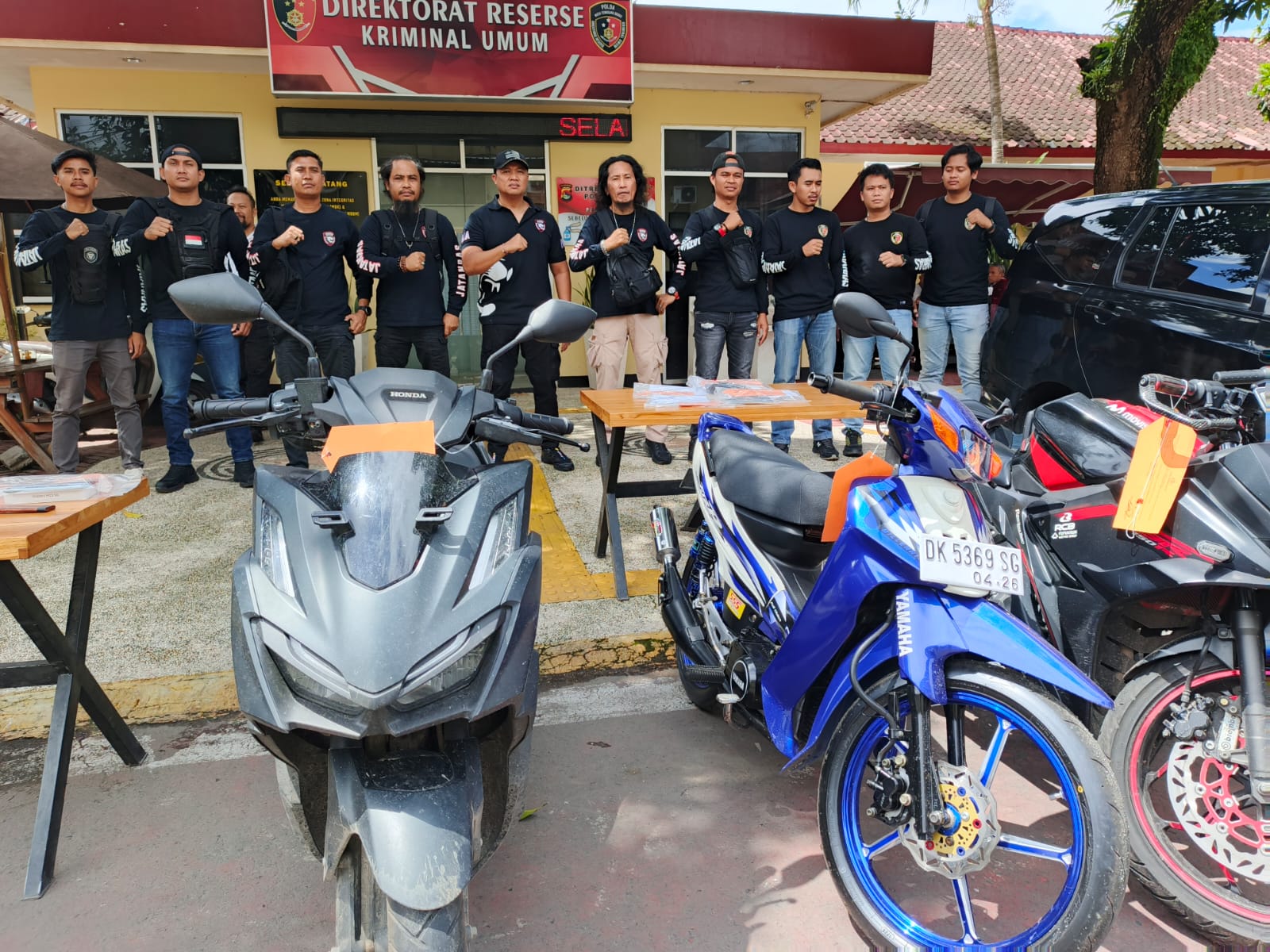 Mataram, Jurnalekbis.com – Tim Jatanras Direktorat Reserse Kriminal Umum (Ditreskrimum) Polda Nusa Tenggara Barat (NTB) mengungkap kasus pencurian uang ratusan juta rupiah yang terjadi di Kota Mataram. Dalam kasus ini, polisi mengamankan tiga orang terduga pelaku, salah satunya merupakan asisten rumah tangga (ART) korban. Ketiga terduga pelaku yang diamankan masing-masing berinisial NKW (26), perempuan asal Kabupaten Lombok Barat yang diduga sebagai pelaku utama, serta M (24) dan R (35), dua pria asal Lombok Barat yang diduga berperan sebagai penadah hasil kejahatan. Direktur Reserse Kriminal Umum Polda NTB Kombes Pol. Arisandi SH, SIK., M.Si., melalui Kasubdit III Ditreskrimum AKBP Catur Erwin Setiawan, SIK., menjelaskan pengungkapan kasus ini berawal dari laporan seorang pensiunan yang kehilangan tabungan secara tidak wajar. Peristiwa itu terungkap pada 18 Januari 2026, saat korban mendatangi ATM bersama untuk menarik uang dari rekening BNI miliknya. Namun, korban terkejut setelah mengetahui saldo rekening tersebut hanya tersisa Rp15.000. Saat mencoba melakukan penarikan dari rekening Bank Mandiri, kondisi serupa terjadi dengan saldo hanya Rp179.000. “Korban kaget karena sebelumnya saldo di kedua rekening tersebut masih berjumlah cukup besar,” ujar AKBP Catur Erwin kepada wartawan, Senin (2/2/2026). Merasa menjadi korban tindak pidana, korban kemudian melaporkan kejadian tersebut ke Polda NTB keesokan harinya. Tim Jatanras Ditreskrimum langsung melakukan penyelidikan intensif, termasuk olah tempat kejadian perkara dan penelusuran transaksi perbankan. Dari hasil penyelidikan, polisi mengidentifikasi NKW, yang diketahui merupakan ART korban, sebagai pelaku utama pencurian. Modus yang digunakan terbilang sederhana namun fatal. “Pelaku mengambil dua kartu ATM milik korban yang disimpan di atas meja. Di lokasi yang sama, juga terdapat catatan nomor PIN yang tertulis di secarik kertas,” jelas AKBP Catur. Dengan menguasai kartu dan PIN, NKW kemudian menguras saldo kedua rekening korban secara bertahap. Total uang yang ditarik dari dua rekening tersebut mencapai sekitar Rp200 juta. Uang hasil kejahatan itu tidak disimpan sendiri. Setiap kali melakukan penarikan, NKW menyerahkan uang kepada M dan R, yang diduga kuat berperan sebagai penadah. “Hasilnya digunakan untuk membeli emas, sepeda motor, handphone, menerima gadai mobil, dan sebagian lainnya dipakai untuk foya-foya,” ungkap AKBP Catur. Dalam pengungkapan kasus ini, polisi turut mengamankan sejumlah barang bukti berupa kalung emas, handphone, sepeda motor, serta satu unit mobil yang diperoleh dari hasil terima gadai. Saat ini, ketiga terduga pelaku masih menjalani pemeriksaan intensif di Ditreskrimum Polda NTB. Penyidik juga masih mendalami kemungkinan adanya aliran dana lain atau pihak tambahan yang terlibat. Atas perbuatannya, NKW dijerat Pasal 476 jo. Pasal 477 KUHP dengan ancaman hukuman maksimal lima tahun penjara. Sementara M dan R dijerat Pasal 591 KUHP dengan ancaman hukuman hingga empat tahun penjara. Polda NTB mengimbau masyarakat agar lebih berhati-hati dalam menyimpan kartu ATM, dokumen penting, serta data pribadi, termasuk tidak menuliskan PIN di tempat yang mudah diakses, meski berada di lingkungan rumah sendiri.