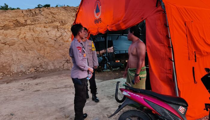 Brimob Polda NTB Dirikan Tenda Darurat, Warga Jerowaru Terdampak Banjir Terbantu