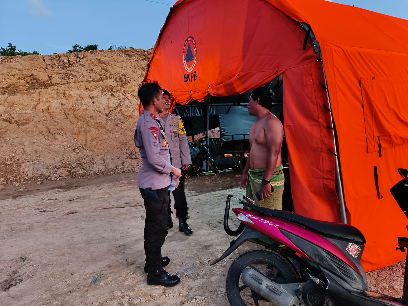 Brimob Polda NTB Dirikan Tenda Darurat, Warga Jerowaru Terdampak Banjir Terbantu