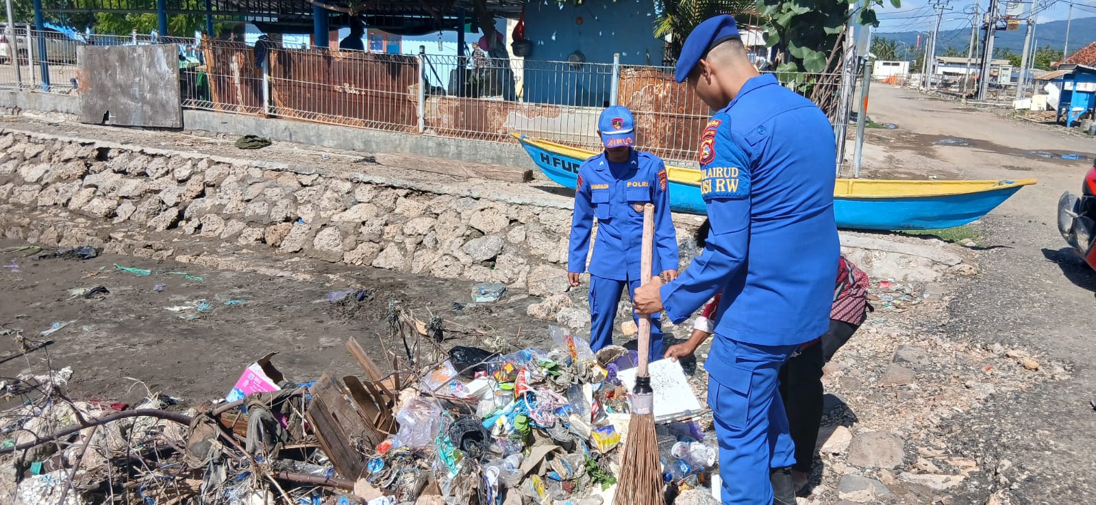 Polairud Polda NTB Bersihkan Pantai Sape, Libatkan TNI AL hingga PSDKP