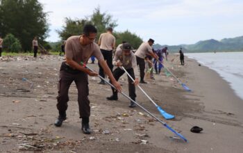 Gerak Cepat Polres Lombok Barat: 300 Personel Sapu Bersih Pantai Kupu-Kupu