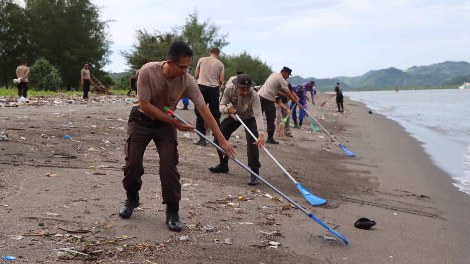 Gerak Cepat Polres Lombok Barat: 300 Personel Sapu Bersih Pantai Kupu-Kupu