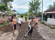 Salut! Bripka Agus Salim Rogoh Kocek Pribadi Perbaiki Jalan Berlubang di Lombok Timur