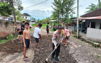 Salut! Bripka Agus Salim Rogoh Kocek Pribadi Perbaiki Jalan Berlubang di Lombok Timur