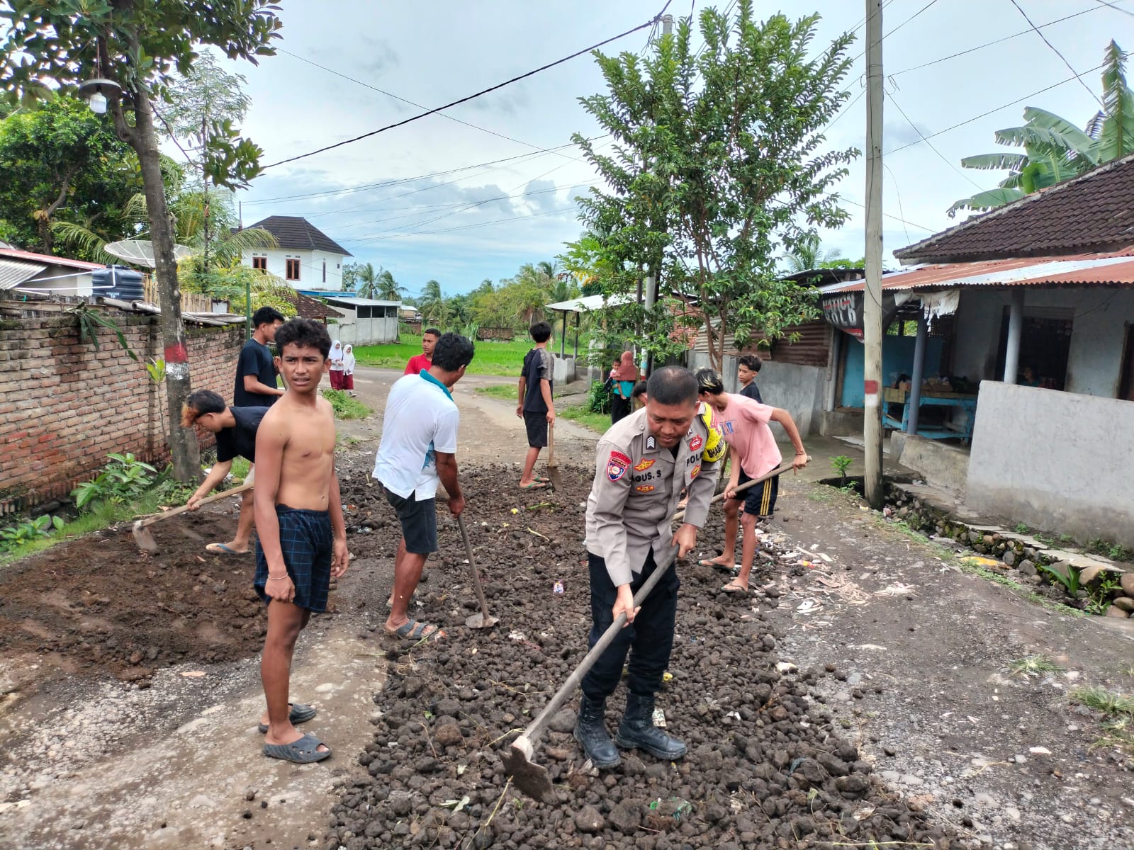 Salut! Bripka Agus Salim Rogoh Kocek Pribadi Perbaiki Jalan Berlubang di Lombok Timur
