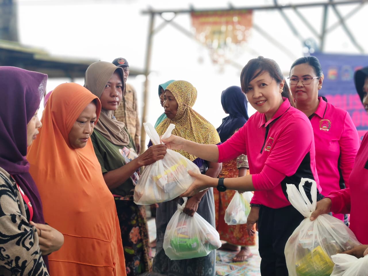 Gerakan 1000 Rupiah Bhayangkari Polairud NTB Ringankan Beban Nelayan Lombok Barat