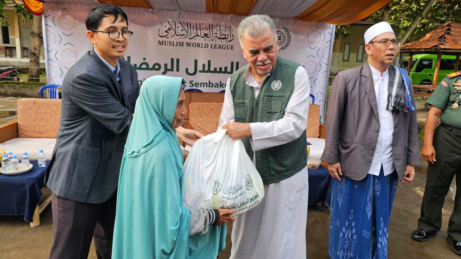 Sambut Ramadan, MWL Bagi 1.650 Paket Sembako untuk Warga Lombok