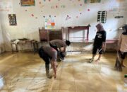 Brimob Polda NTB Bersihkan Sekolah Terdampak Bencana di Aceh Tamiang