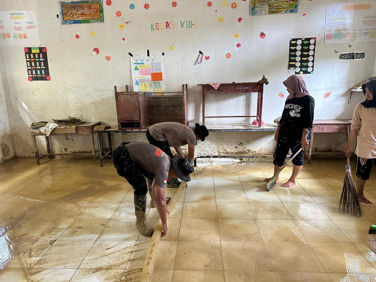 Brimob Polda NTB Bersihkan Sekolah Terdampak Bencana di Aceh Tamiang
