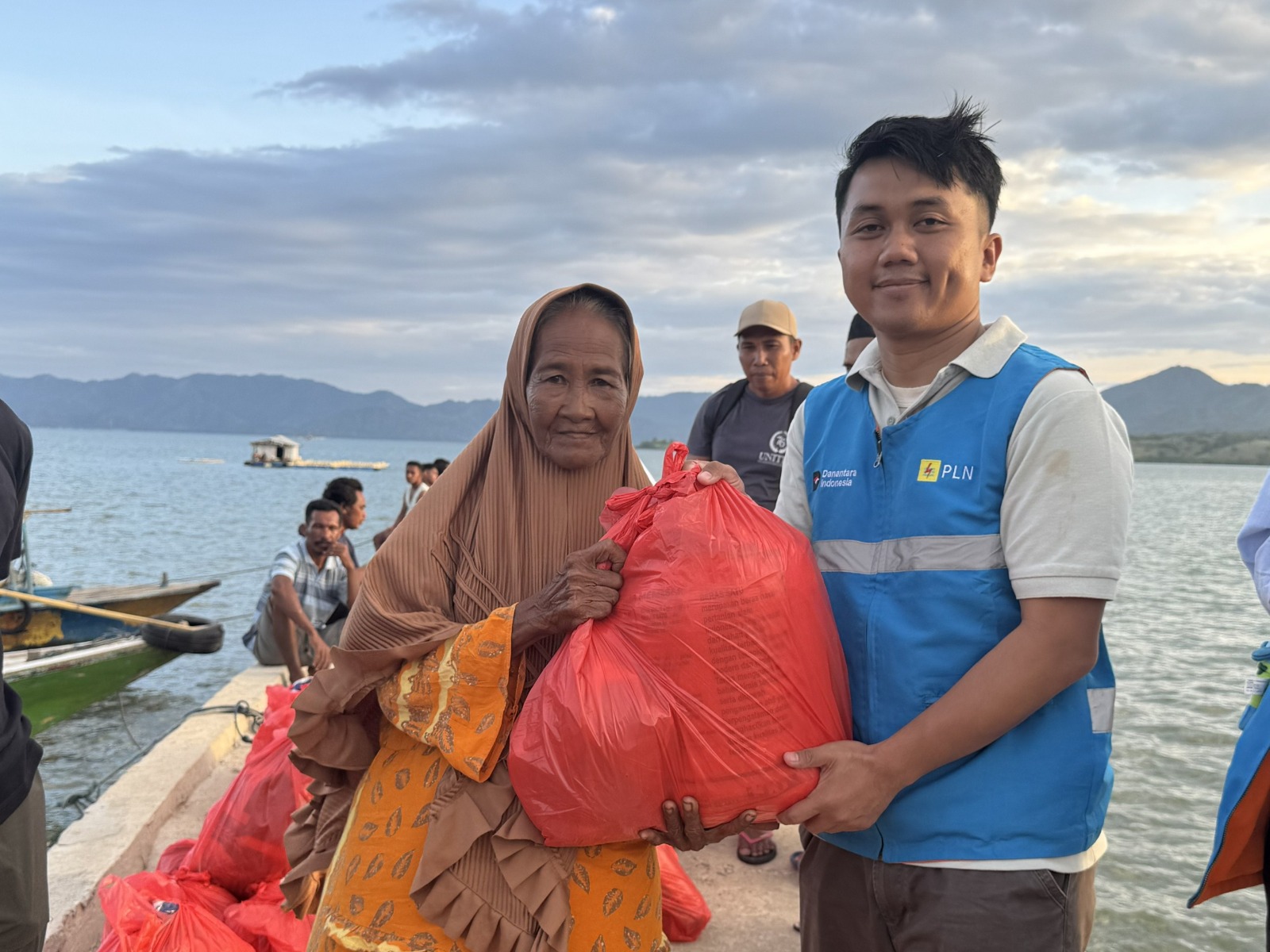 PLN Salurkan 52 Paket Sembako untuk Lansia Dhuafa di Bajo