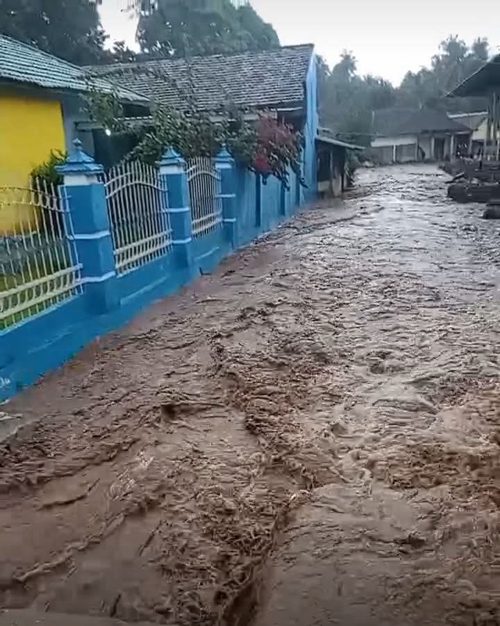 Banjir Terjang Dua Desa di Bima, 37 KK Terdampak, Jalan dan Tembok Penahan Rusak