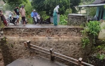 Longsor Landa Lombok Barat, Jembatan Penghubung Desa Ambruk