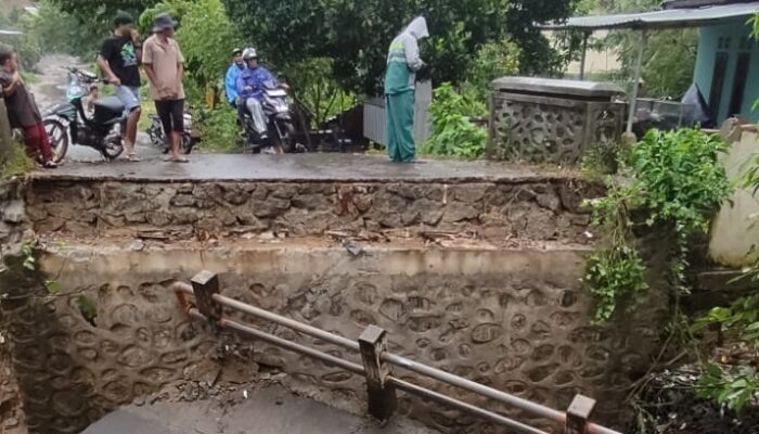 Longsor Landa Lombok Barat, Jembatan Penghubung Desa Ambruk