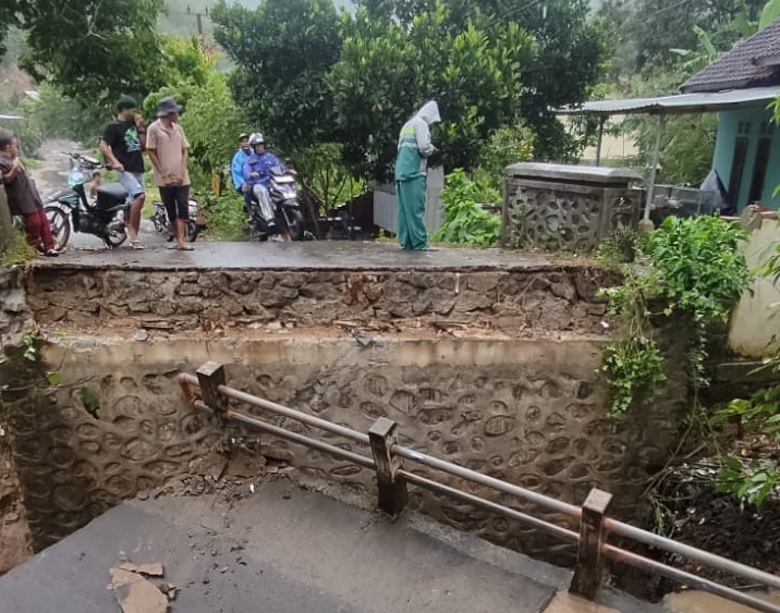 Longsor Landa Lombok Barat, Jembatan Penghubung Desa Ambruk