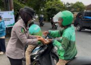 Bagi Takjil di Depan Mako, Biddokkes Polda NTB Sasar Ojol dan Pengendara