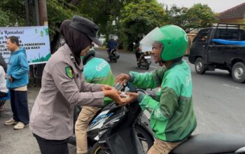Bagi Takjil di Depan Mako, Biddokkes Polda NTB Sasar Ojol dan Pengendara