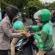 Bagi Takjil di Depan Mako, Biddokkes Polda NTB Sasar Ojol dan Pengendara