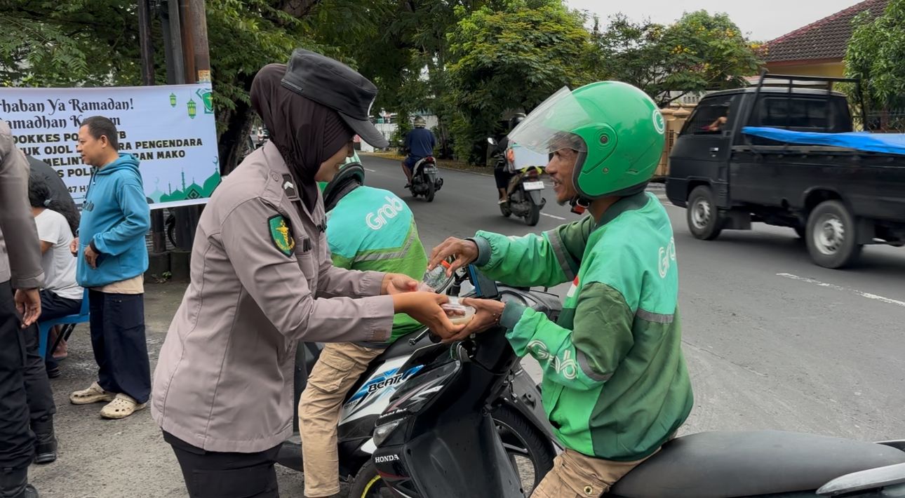 Bagi Takjil di Depan Mako, Biddokkes Polda NTB Sasar Ojol dan Pengendara