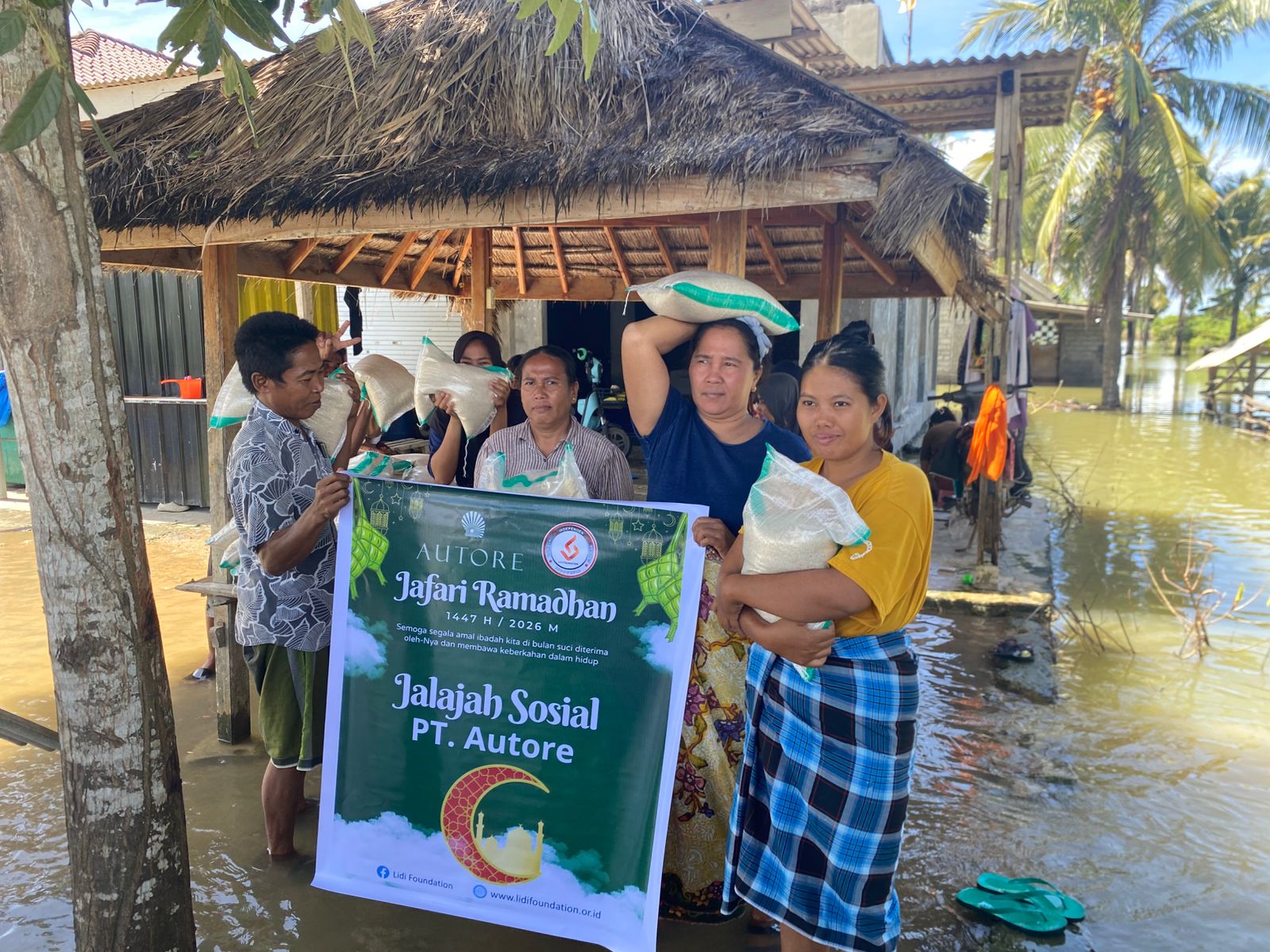 Banjir Tak Surut Lebih dari Sebulan, Warga Jerowaru Hidup di Atas Genangan