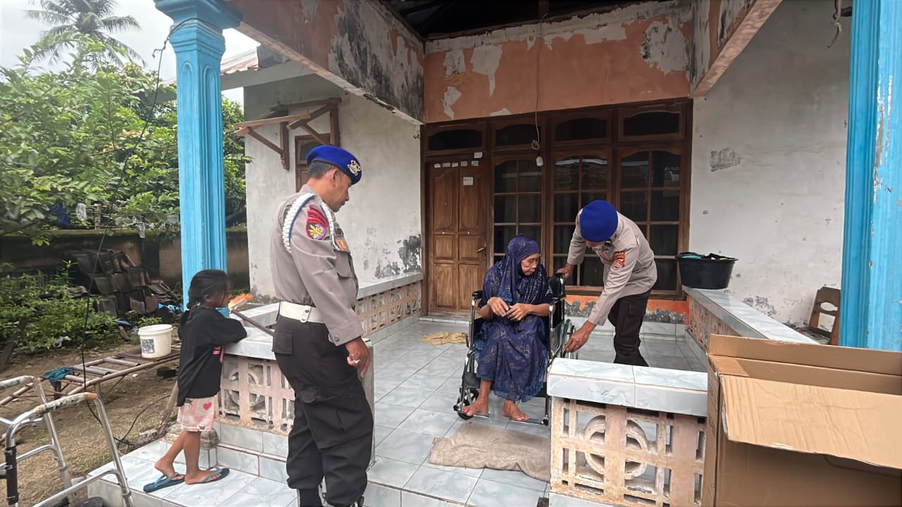 Ditpolairud Polda NTB Salurkan Kursi Roda untuk Warga Pesisir Sekotong