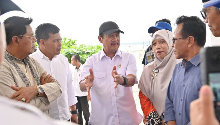 Menteri KKP ke Lombok Timur, Janji 10 Kapal dan Dorong Nelayan Ekas Budidaya Lobster