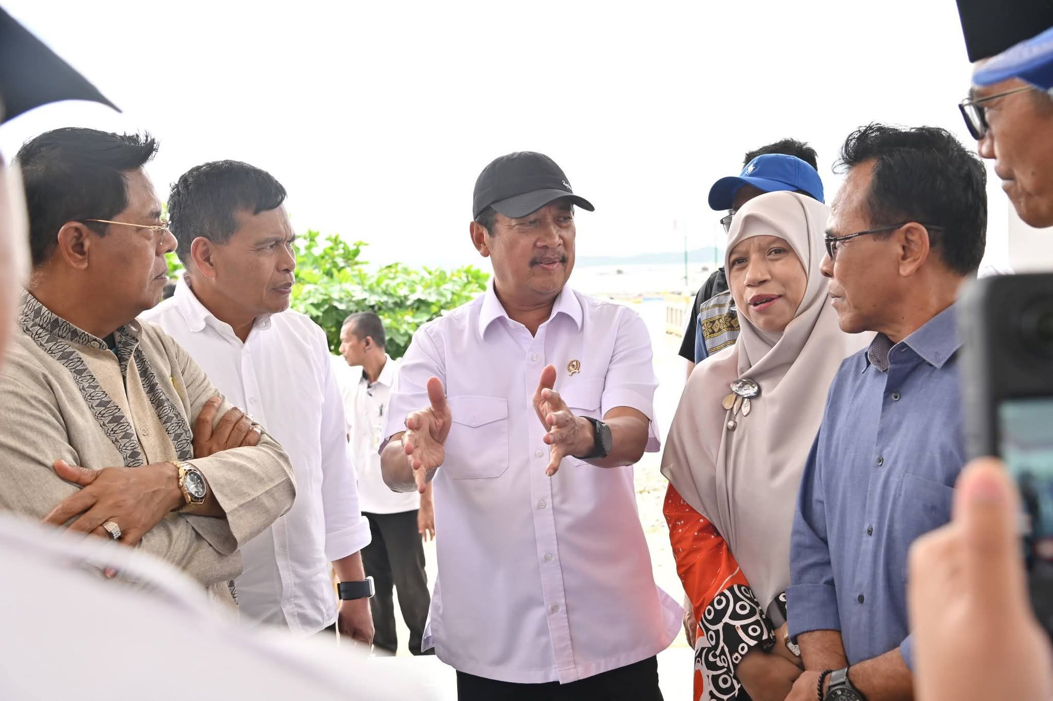 Menteri KKP ke Lombok Timur, Janji 10 Kapal dan Dorong Nelayan Ekas Budidaya Lobster