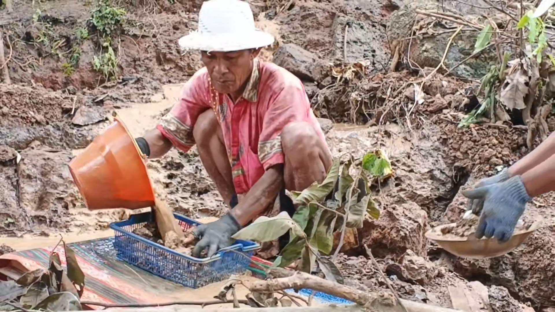 Demam Emas di Lombok Tengah, Ratusan Warga Padati Sungai Desa Serage