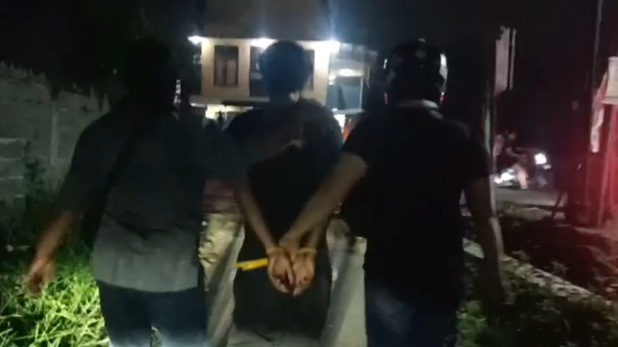 Residivis Narkoba Diciduk di Rumahnya, Polisi Temukan Sabu Terselip di Pintu