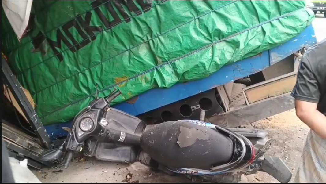 Tak Kuat Menanjak, Truk Tabrak Ruko di Jurang Jaler Lombok Tengah