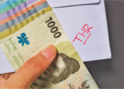 selanjutnya kami persilahkan Pak Prof Yassirly (7:43) baik terima kasih Pak Menko yang saya hormati (7:46) Pak Menko, Pak Menteri, Pak Seskap, dan teman-teman media semua (7:51) saya ingin menyampaikan bahwa kami dari Kementerian Ketenaga Kerjaan (7:57) kita sudah mengeluarkan surat edaran (7:59) yang pertama nomor M3HK04-003-2026 (8:06) tentang pelaksanaan pemberian tunjangan Hari Raya Keagamaan (8:11) tahun 2026 bagi pekerja atau buruh di perusahaan (8:15) surat edaran ini kami tunjukkan kepada para gubernur di seluruh Indonesia (8:21) ada beberapa poin yang ingin saya tekankan dalam surat edaran ini (8:25) yang pertama bahwa pemberian THR mengacu kepada peraturan pemerintah (8:33) nomor 36 tahun 2021 tentang pengupahan (8:38) dan peraturan Menteri Ketenaga Kerjaan nomor 6 tahun 2016 (8:42) tentang tunjangan Hari Raya Keagamaan bagi pekerja buruh di perusahaan (8:48) yang kedua bahwa THR Keagamaan diberikan kepada pekerja atau buruh (8:56) yang telah mempunyai masa kerja satu bulan secara terus menerus atau lebih (9:02) dan pekerja atau buruh yang mempunyai hubungan kerja dengan pengusaha (9:08) berdasarkan perjanjian kerja waktu tidak tertentu atau perjanjian kerja waktu tertentu (9:15) seperti yang disampaikan oleh Pak Menko tadi dalam surat edaran kami (9:21) kita meminta THR Keagamaan wajib dibayarkan paling lambat 7 hari (9:27) sebelum Hari Raya Keagamaan namun perusahaan kita hiburin (9:33) agar dapat membayar lebih awal sebelum batas waktu tersebut (9:38) dalam surat ini kami juga sudah merincikan tata cara perhitungan (9:45) besaran dari THR kemudian kita menekankan bahwa (9:52) THR Keagamaan wajib dibayarkan oleh perusahaan secara penuh dan tidak boleh dicicil (10:01) kemudian dalam rangka memastikan pelaksanaan pembayaran THR Keagamaan tahun 2026 (10:08) kami meminta para gubernur untuk melakukan langkah-langkah (10:12) 1. mengupayakan agar perusahaan di wilayah masing-masing membayar THR Keagamaan (10:20) sesuai dengan ketentuan peraturan perundang-undangan (10:23) 2. untuk mengantisipasi timbulnya keluhan dalam pelaksanaan pembayaran THR Keagamaan (10:31) agar masing-masing wilayah provinsi dan kabupaten atau kota (10:36) membentuk Pos Komando Satuan Tugas (10:39) atau Pos Kosatgas Ketenagakerjaan Pelayanan Konsultasi (10:44) dan Penegakan Hukum THR Keagamaan tahun 2026 (10:49) yang nanti terintegrasi dengan posko.thr.go.id (10:57) Bapak dan Ibu yang saya hormati (10:59) saya juga ingin menyampaikan yang kedua (11:02) Surat Edaran Menteri Ketenagakerjaan nomor M4HK04-003-2026 (11:09) tentang pemberian bonus Hari Raya Keagamaan tahun 2026 (11:15) bagi pengemudi dan kurir pada layanan angkutan berbasis aplikasi (11:20) Surat Edaran ini ditujukan kepada para gubernur (11:24) dan pimpinan perusahaan penyelenggara layanan angkutan berbasis aplikasi di seluruh Indonesia (11:33) Sebagai wujud kepedulian kepada pengemudi dan kurir pada layanan angkutan berbasis aplikasi (11:39) atau pengemudi dan kurir online (11:41) dalam menyambut Hari Raya Keagamaan (11:44) dan untuk mendorong peningkatan produktivitas pengemudi dan kurir online (11:49) sekali lagi pemerintah menghimbau kepada perusahaan penyelenggara layanan angkutan berbasis aplikasi (11:56) untuk memberikan BHR (11:58) Beberapa hal yang kami tekankan dalam Surat Edaran ini (12:02) Yang pertama, BHR Keagamaan diberikan oleh perusahaan aplikasi (12:07) kepada pengemudi dan kurir online yang terdaftar secara resmi (12:11) pada perusahaan aplikasi dalam jangka waktu 12 bulan terakhir (12:16) Dua, BHR Keagamaan diberikan dalam bentuk uang tunai (12:21) paling sedikit 25% dari rata-rata pendapatan bersih selama 12 bulan terakhir (12:28) Tiga, perusahaan aplikasi agar transparan (12:32) dalam perhitungan besaran BHR Keagamaan kepada pengemudi dan kurir online (12:39) BHR Keagamaan diberikan paling lambat 7 hari (12:42) tapi kami menghimbau untuk bisa dibayarkan lebih cepat dari batas waktu itu (12:47) dan pemberian BHR Keagamaan tidak menghilangkan (12:52) lukungan kesejahteraan bagi pengemudi dan kurir online (12:57) sesuai dengan ketentuan peraturan perundangan yang telah diberikan oleh perusahaan aplikasi (13:04) Kita juga menghimbau kepada para gubernur (13:08) Satu, untuk menghimbau perusahaan aplikasi di wilayah masing-masing (13:12) untuk memberikan BHR Keagamaan (13:15) dan menginstruksikan kepada kepala dinas yang menyelenggarakan (13:21) urusan pemerintahan di bidang ketenaga kerjaan (13:23) untuk mengupayakan dan memantau pelaksanaan surat edaran ini (13:28) Kami mengucapkan terima kasih atas dukungan dari semua pihak (13:32) dari Pak Menko, Pak Menho, Pak Menteri Investasi dan Pak Seskap (13:36) dan tentu arahan dari Bapak Presiden (13:39) Terima kasih, Assalamualaikum Warahmatullahi Wabarakatuh