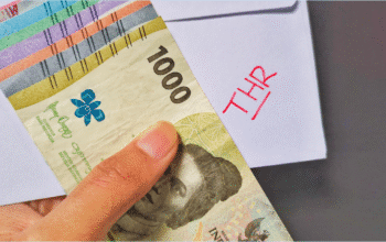 selanjutnya kami persilahkan Pak Prof Yassirly (7:43) baik terima kasih Pak Menko yang saya hormati (7:46) Pak Menko, Pak Menteri, Pak Seskap, dan teman-teman media semua (7:51) saya ingin menyampaikan bahwa kami dari Kementerian Ketenaga Kerjaan (7:57) kita sudah mengeluarkan surat edaran (7:59) yang pertama nomor M3HK04-003-2026 (8:06) tentang pelaksanaan pemberian tunjangan Hari Raya Keagamaan (8:11) tahun 2026 bagi pekerja atau buruh di perusahaan (8:15) surat edaran ini kami tunjukkan kepada para gubernur di seluruh Indonesia (8:21) ada beberapa poin yang ingin saya tekankan dalam surat edaran ini (8:25) yang pertama bahwa pemberian THR mengacu kepada peraturan pemerintah (8:33) nomor 36 tahun 2021 tentang pengupahan (8:38) dan peraturan Menteri Ketenaga Kerjaan nomor 6 tahun 2016 (8:42) tentang tunjangan Hari Raya Keagamaan bagi pekerja buruh di perusahaan (8:48) yang kedua bahwa THR Keagamaan diberikan kepada pekerja atau buruh (8:56) yang telah mempunyai masa kerja satu bulan secara terus menerus atau lebih (9:02) dan pekerja atau buruh yang mempunyai hubungan kerja dengan pengusaha (9:08) berdasarkan perjanjian kerja waktu tidak tertentu atau perjanjian kerja waktu tertentu (9:15) seperti yang disampaikan oleh Pak Menko tadi dalam surat edaran kami (9:21) kita meminta THR Keagamaan wajib dibayarkan paling lambat 7 hari (9:27) sebelum Hari Raya Keagamaan namun perusahaan kita hiburin (9:33) agar dapat membayar lebih awal sebelum batas waktu tersebut (9:38) dalam surat ini kami juga sudah merincikan tata cara perhitungan (9:45) besaran dari THR kemudian kita menekankan bahwa (9:52) THR Keagamaan wajib dibayarkan oleh perusahaan secara penuh dan tidak boleh dicicil (10:01) kemudian dalam rangka memastikan pelaksanaan pembayaran THR Keagamaan tahun 2026 (10:08) kami meminta para gubernur untuk melakukan langkah-langkah (10:12) 1. mengupayakan agar perusahaan di wilayah masing-masing membayar THR Keagamaan (10:20) sesuai dengan ketentuan peraturan perundang-undangan (10:23) 2. untuk mengantisipasi timbulnya keluhan dalam pelaksanaan pembayaran THR Keagamaan (10:31) agar masing-masing wilayah provinsi dan kabupaten atau kota (10:36) membentuk Pos Komando Satuan Tugas (10:39) atau Pos Kosatgas Ketenagakerjaan Pelayanan Konsultasi (10:44) dan Penegakan Hukum THR Keagamaan tahun 2026 (10:49) yang nanti terintegrasi dengan posko.thr.go.id (10:57) Bapak dan Ibu yang saya hormati (10:59) saya juga ingin menyampaikan yang kedua (11:02) Surat Edaran Menteri Ketenagakerjaan nomor M4HK04-003-2026 (11:09) tentang pemberian bonus Hari Raya Keagamaan tahun 2026 (11:15) bagi pengemudi dan kurir pada layanan angkutan berbasis aplikasi (11:20) Surat Edaran ini ditujukan kepada para gubernur (11:24) dan pimpinan perusahaan penyelenggara layanan angkutan berbasis aplikasi di seluruh Indonesia (11:33) Sebagai wujud kepedulian kepada pengemudi dan kurir pada layanan angkutan berbasis aplikasi (11:39) atau pengemudi dan kurir online (11:41) dalam menyambut Hari Raya Keagamaan (11:44) dan untuk mendorong peningkatan produktivitas pengemudi dan kurir online (11:49) sekali lagi pemerintah menghimbau kepada perusahaan penyelenggara layanan angkutan berbasis aplikasi (11:56) untuk memberikan BHR (11:58) Beberapa hal yang kami tekankan dalam Surat Edaran ini (12:02) Yang pertama, BHR Keagamaan diberikan oleh perusahaan aplikasi (12:07) kepada pengemudi dan kurir online yang terdaftar secara resmi (12:11) pada perusahaan aplikasi dalam jangka waktu 12 bulan terakhir (12:16) Dua, BHR Keagamaan diberikan dalam bentuk uang tunai (12:21) paling sedikit 25% dari rata-rata pendapatan bersih selama 12 bulan terakhir (12:28) Tiga, perusahaan aplikasi agar transparan (12:32) dalam perhitungan besaran BHR Keagamaan kepada pengemudi dan kurir online (12:39) BHR Keagamaan diberikan paling lambat 7 hari (12:42) tapi kami menghimbau untuk bisa dibayarkan lebih cepat dari batas waktu itu (12:47) dan pemberian BHR Keagamaan tidak menghilangkan (12:52) lukungan kesejahteraan bagi pengemudi dan kurir online (12:57) sesuai dengan ketentuan peraturan perundangan yang telah diberikan oleh perusahaan aplikasi (13:04) Kita juga menghimbau kepada para gubernur (13:08) Satu, untuk menghimbau perusahaan aplikasi di wilayah masing-masing (13:12) untuk memberikan BHR Keagamaan (13:15) dan menginstruksikan kepada kepala dinas yang menyelenggarakan (13:21) urusan pemerintahan di bidang ketenaga kerjaan (13:23) untuk mengupayakan dan memantau pelaksanaan surat edaran ini (13:28) Kami mengucapkan terima kasih atas dukungan dari semua pihak (13:32) dari Pak Menko, Pak Menho, Pak Menteri Investasi dan Pak Seskap (13:36) dan tentu arahan dari Bapak Presiden (13:39) Terima kasih, Assalamualaikum Warahmatullahi Wabarakatuh