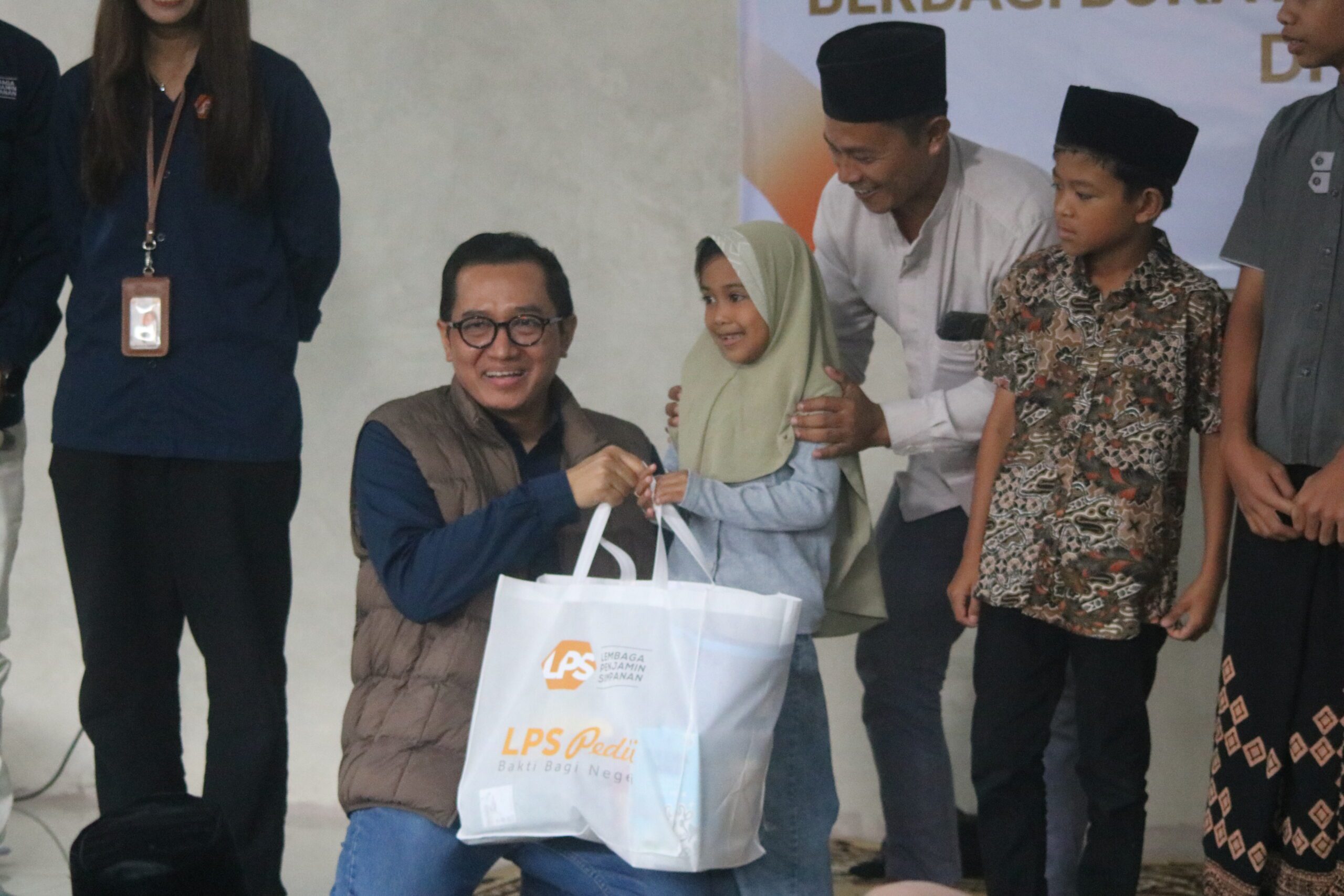 Masuk ke Pelosok Lombok Tengah, LPS II Surabaya Perkuat Literasi Perbankan dan Santuni Yatim