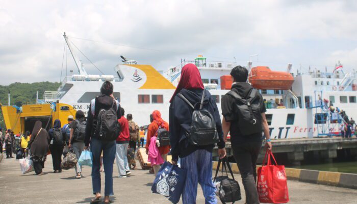 Penumpang Pelabuhan Lembar Turun 23 Persen, Arus Logistik Justru Naik 11 Persen