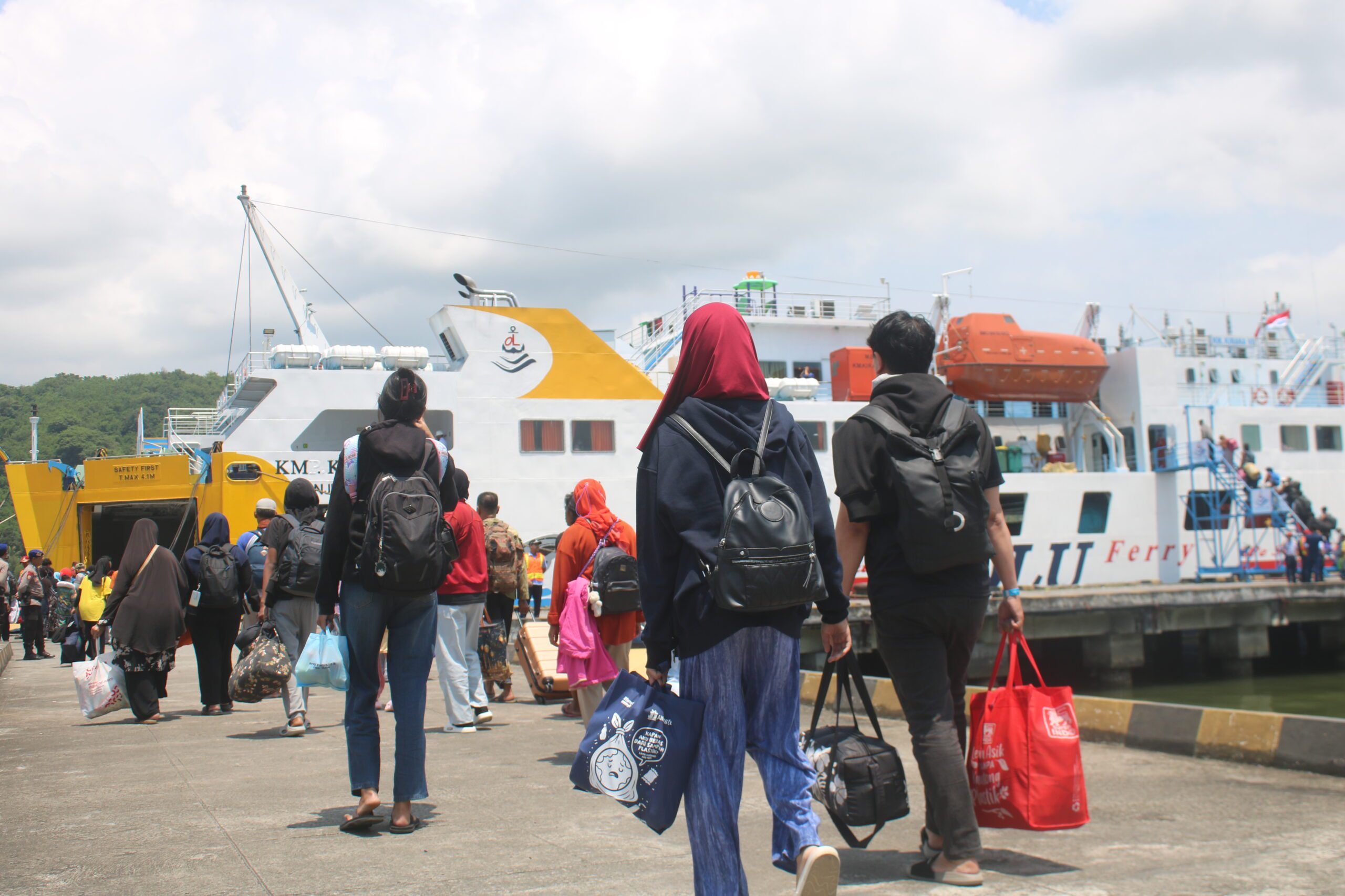 Penumpang Pelabuhan Lembar Turun 23 Persen, Arus Logistik Justru Naik 11 Persen