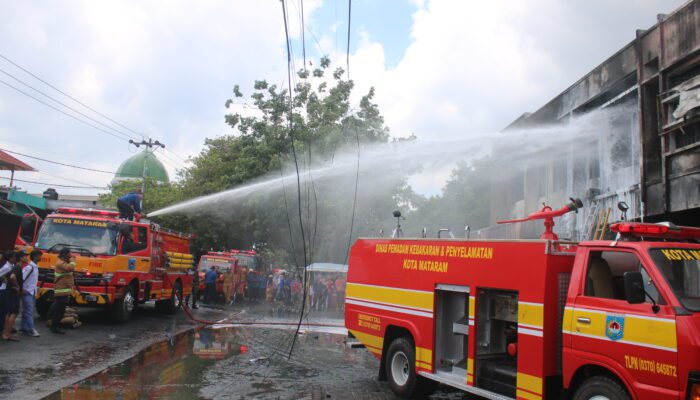 Depo Oli di Ampenan Mataram Ludes Terbakar, Damkar Pakai Deterjen Jinakkan Api