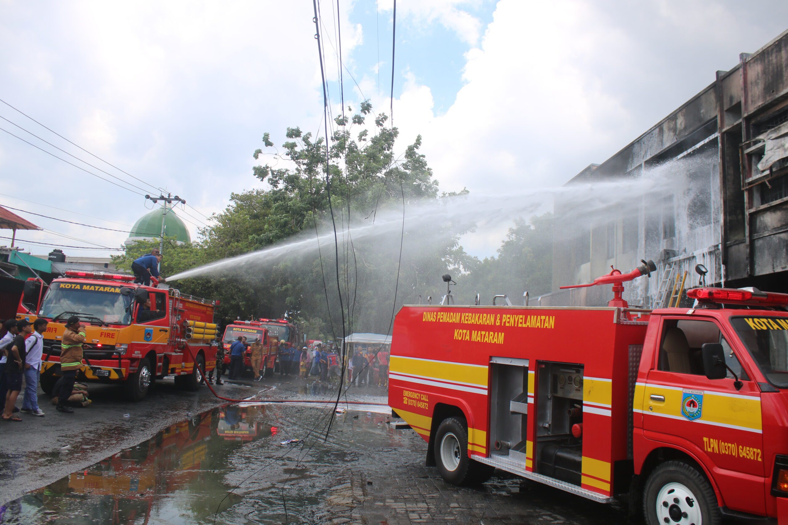 Depo Oli di Ampenan Mataram Ludes Terbakar, Damkar Pakai Deterjen Jinakkan Api