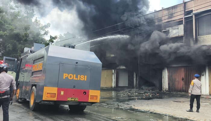 Depo Oli di Ampenan Mataram Ludes Terbakar, Karyawan Lompat dari Lantai Dua