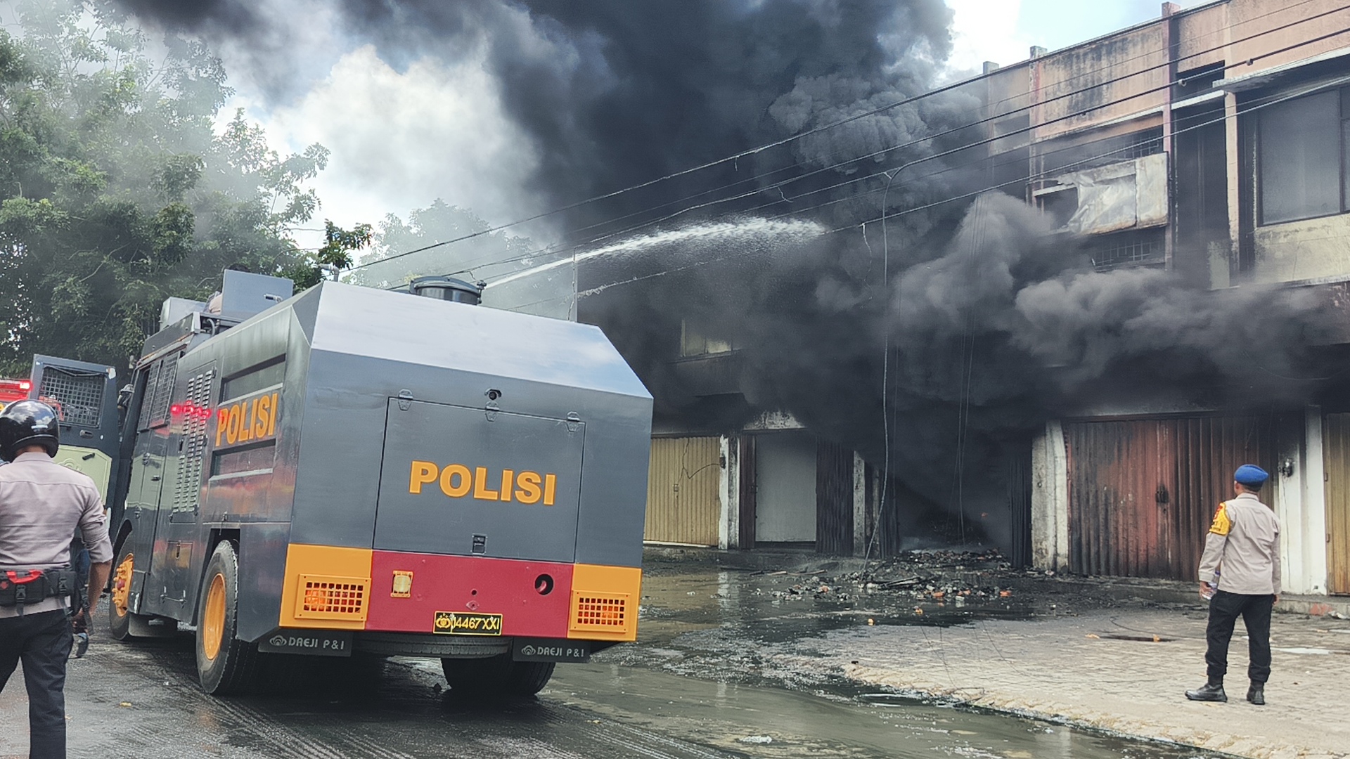 Depo Oli di Ampenan Mataram Ludes Terbakar, Karyawan Lompat dari Lantai Dua