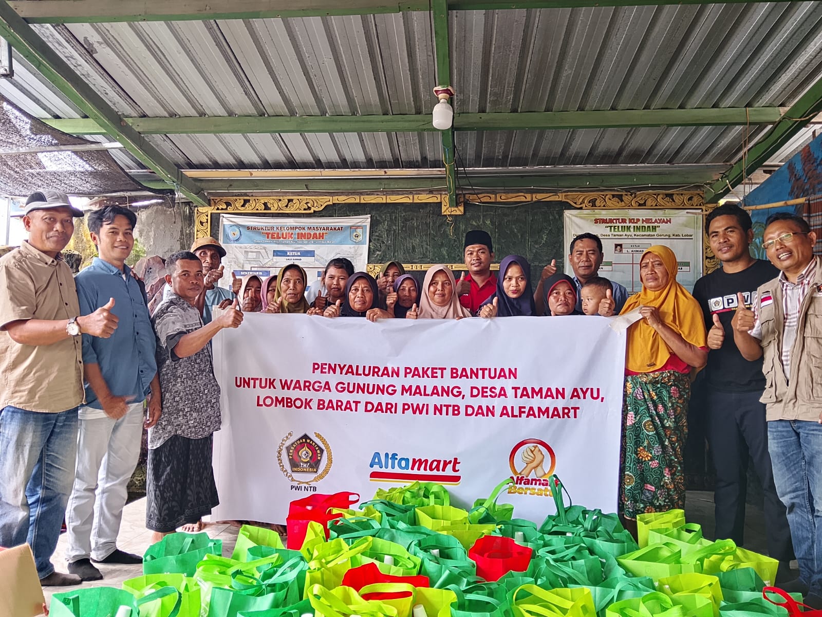 PWI NTB dan Alfamart Salurkan Sembako untuk Nelayan Terdampak Banjir di Lombok Barat